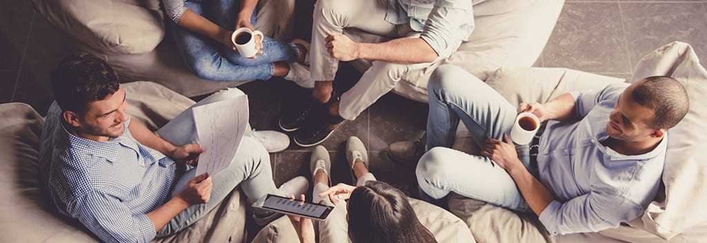 אנשים יושבים בהפסקת קפה