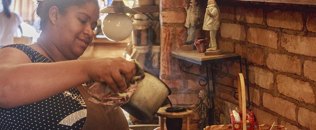 מזיגת קפה לכוס