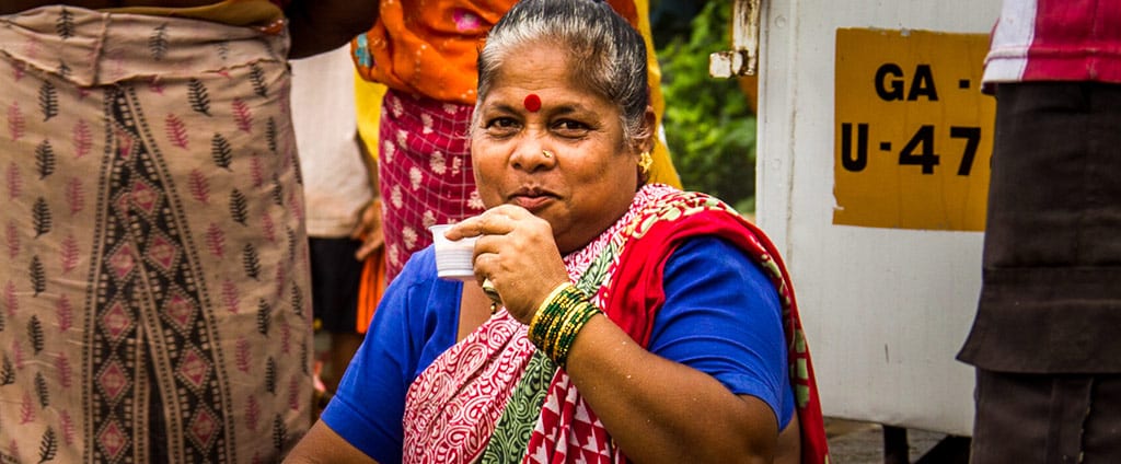 הודו אישה שותה קפה