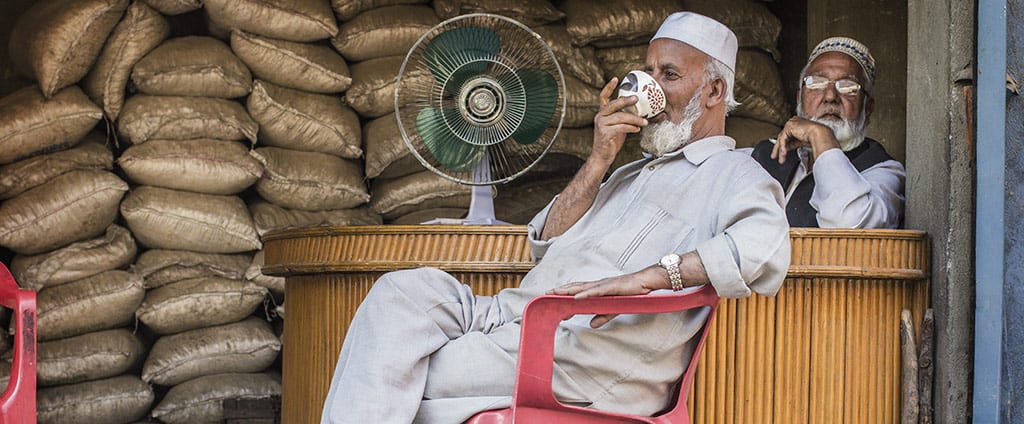 הודו מבוגרים שותים קפה