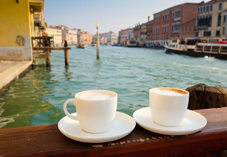 איטליה: כל מה שצריך לדעת על טקס שתיית קפה איטלקי