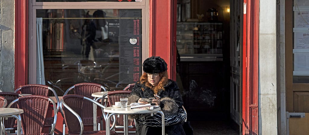 אישה יושבת בבית קפה