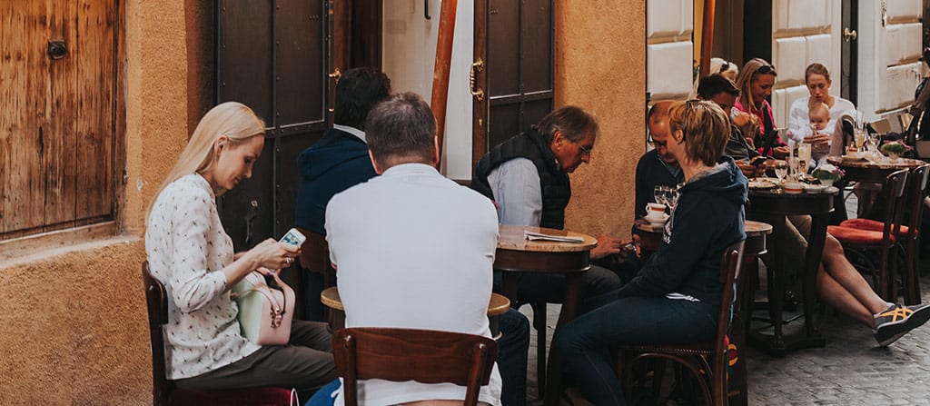 אנשים יושבים בבית קפה 