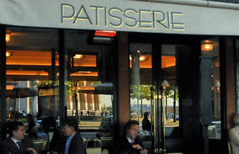 סצינת הקפה בבתי הקפה בפריז