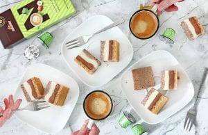 קוביות עוגת גבינה בשלושה צבעים