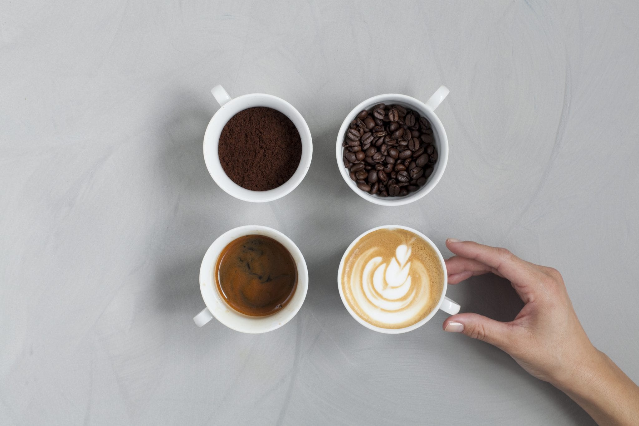 4 שלבי קפה בכוסות