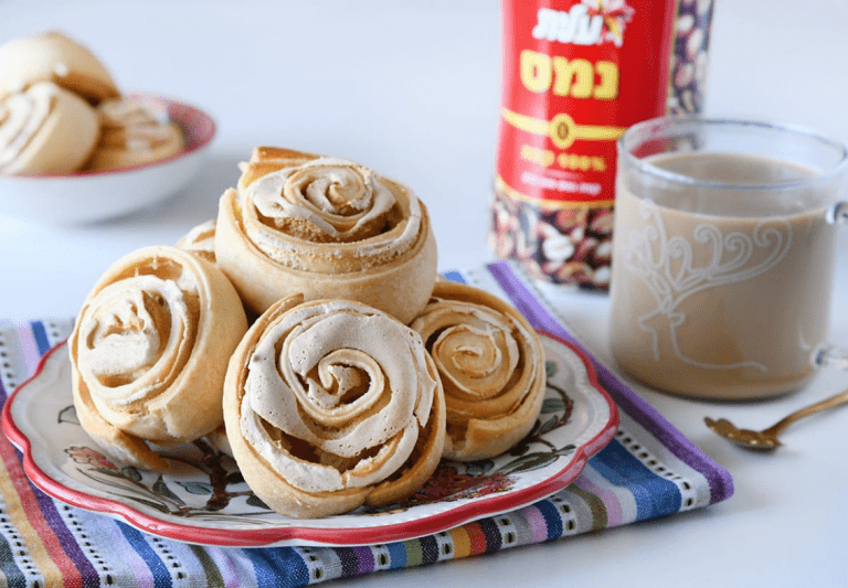 עוגיות קצף במילוי קציפת וניל וקפה