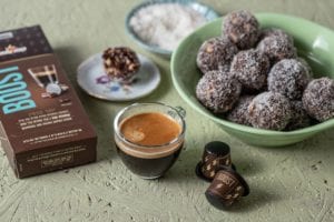 כדורי תמרים עם קקאו, קוקוס וצ'אנקים לבוסט של בוקר